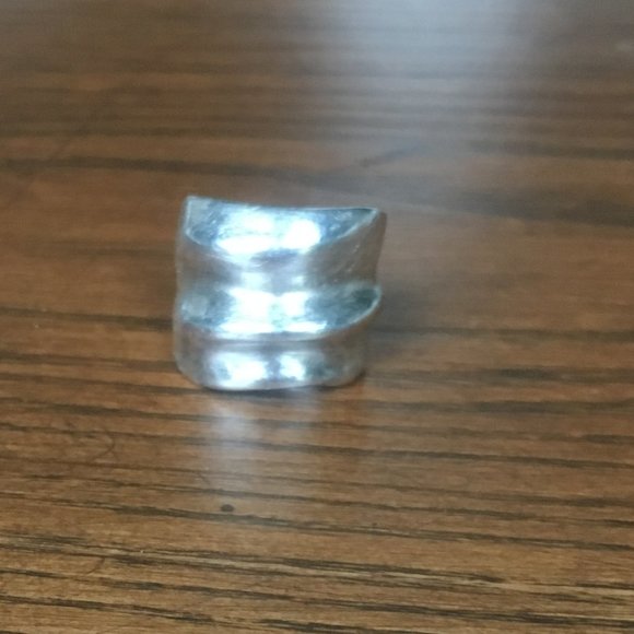 Vintage rippled brushed silver ring - Picture 5 of 7